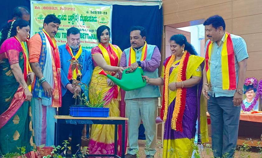 Bhagat Singh and Lal Bahadur Shastri Birthday Celebration - Kavigoshti by Lata Kundaragi at Kannada Sahitya Parishat Chamarajpet Karnataka